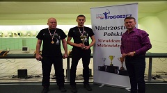 od lewej Gęstwiński Arkadiusz, Kłos Grzegorz, Badowski Krzysztof z pucharem