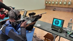 Na zdjęciu Grzegorz Kłos strzela w postawie leżąc.